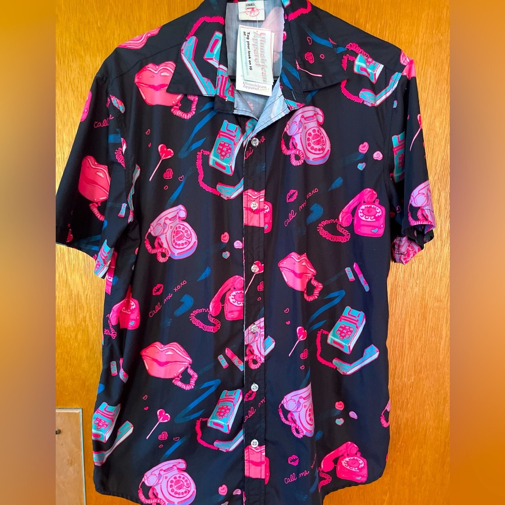NWT Whimsical phone lipstick print short sleeve button down blouse Sz Medium